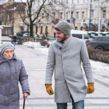 Graži akcija: nepagailėjo laiko senolius palydėti prie miesto eglės