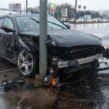 Aleksote – dar viena nelaimė: dviejų „Audi“ susidūrimas baigėsi smūgiu į stulpą