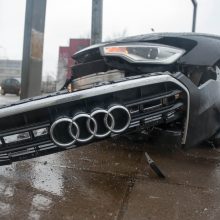 Aleksote – dar viena nelaimė: dviejų „Audi“ susidūrimas baigėsi smūgiu į stulpą