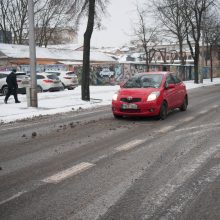 Sniegas Kaune sukėlė vairuotojų pyktį: ar bent viena gatvė nuvalyta?