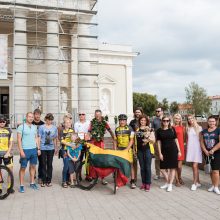 Lietuvis dviračiu apvažiavo aplink Baltijos šalis: grįžusį pasitiko su ąžuolo vainiku