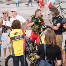 Lietuvis dviračiu apvažiavo aplink Baltijos šalis: grįžusį pasitiko su ąžuolo vainiku