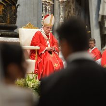 Popiežius sulaužė tabu sutuokdamas „nuodėmėje“ gyvenusias poras