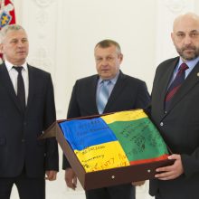 Ukrainos kariai D. Grybauskaitei įteikė kovinę vėliavą