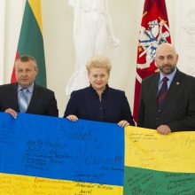 Ukrainos kariai D. Grybauskaitei įteikė kovinę vėliavą