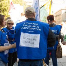 Tūkstantinė minia prie Seimo reikalavo orių darbo sąlygų