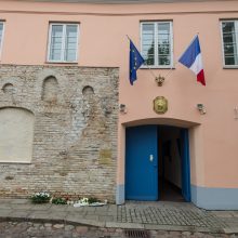 Žmonės reiškia solidarumą dėl žuvusiųjų per ataką Nicoje