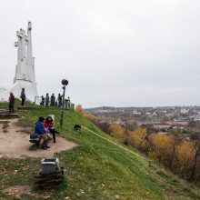 Ant Trijų Kryžių kalno atsivėrė plyšiai