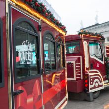 Vilnius skelbia švenčių pradžią – į gatves išriedėjo Kalėdų traukinukas