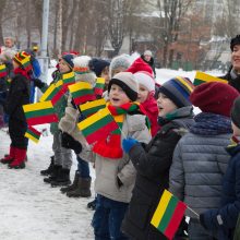 Dvi sostinės mokyklas sujungė rankų tiltas