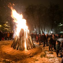 Lietuvoje liepsnojo atminimo laužai, prie Seimo – V. Landsbergio kalba 