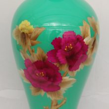 „Žiežmarių gėlės“ gėlyne galima rasti įvairaus dydžio rankų darbo vazų.