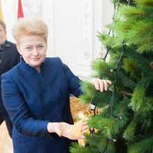 Prezidentei papuošti Kalėdų eglę padėjo užsienio lietuvių vaikai