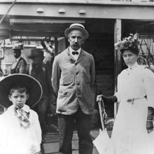 Įgula: kapitonas Džonas Earle su savo žmona ir sūnumi laivo denyje.
