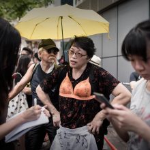 Honkonge protestuotojai surengė sarkastiškas „krūtų eitynes“