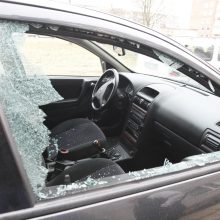 Įkaušęs klaipėdietis išdaužė svetimos mašinos langus