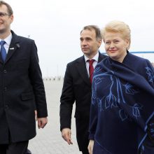 Reikšmė: šalies vadovę D.Grybauskaitę krantinėje pasitiko R.Masiulis ir „Klaipėdos naftos“ vadovas Mantas Bartuška <span style=color:red;>(kairėje)</span>.