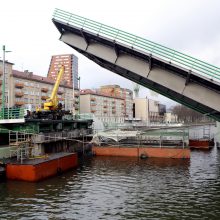 Pilies tiltą bandys sunkiasvoris transportas
