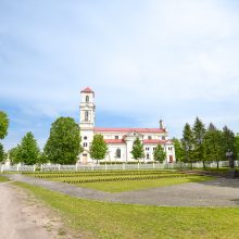 Laukia: planuojama remontuoti Raudondvario bažnyčios bokštus, kurių stogo medinės konstrukcijos visiškai supuvusios.