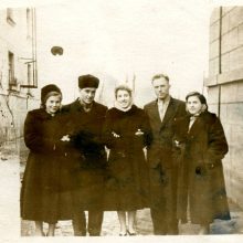 Vestuvės: 1957 m. gruodžio 1 d. Nina <span style=color:red;>(centre)</span> susituokė su Jakovu <span style=color:red;>(antras iš kairės)</span> ir neilgai trukus išvyko gyventi į vyro gimtinę Lietuvoje.