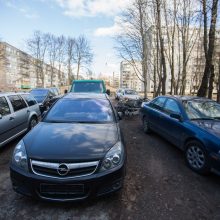 Kauniečio skundas: kaimynas kiemą pavertė parduodamų automobilių aikštele