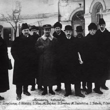 Lietuvos Respublikos antrasis ministrų kabinetas, 1919 m. sausio 3-iąją atvykęs į Kauną. Iš kairės: J. Šimoliūnas, J. Vileišis, J. Yčas, M. Velykis, J. Šimkus, M. Sleževičius, J. Tūbelis, P. Leonas, T. Daugirdas.