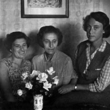 1959 m.: F. Vitkinaitė-Kučinskienė <span style=color:red;>(dešinėje)</span> su sese tapusia Margareta ir mama H. Holzman