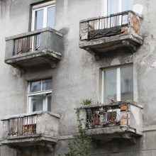 Atsargiai, Klaipėdoje griūva balkonai