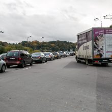 Automobilių spūstys vis labiau dusina Kauną