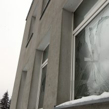 Uždarytus vaikų namus niokoja vandalai