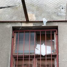 Skambina pavojaus varpais: ant praeivių krenta žydų ligoninės langai