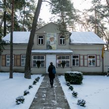 Laukia: penkerius metus po senosios Kulautuvos bažnyčios gaisro parapijos katalikai meldžiasi šiuose laikinuose maldos namuose.