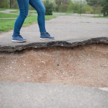 Nutrūko: nebėra vientiso asfaltuoto tako.