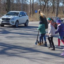 Pokyčiai: pėsčiųjų perėja bus įrengta ir Klaipėdos gatvėje – dabar pėstieji tyko, kada nebus automobilių, kad galėtų ją pereiti.