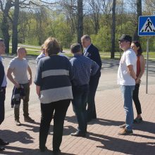 Vizitas: uostamiesčio savivaldybės atstovai, policijos pareigūnų buvo atvykę į Tauralaukio gatvę įvertinti situacijos.