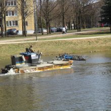 Su amfibijomis pradėtas valyti Kalniečių parko tvenkinys