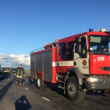 Prie Mastaičių viaduko susidūrė trys automobiliai