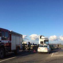 Prie Mastaičių viaduko susidūrė trys automobiliai