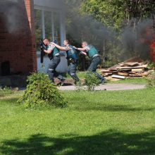 Mokykloje šaudo, policija šturmuoja pastatą – gerai, kad tik pratybos