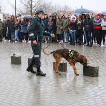 Diena Policijos mokykloje: susišaudymas, dūmų užsklanda ir net šarvuotis