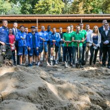 Futbolininkai sutvarkė stumbryną Lietuvos zoologijos sode