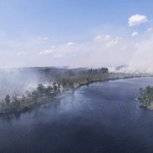 Kariuomenės sraigtasparniai toliau gesina gaisrus Latvijoje ir Švedijoje