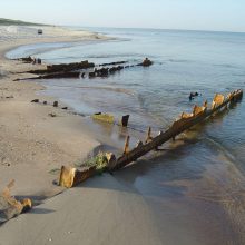 Likimas: apipjaustytos laivo liekanos dar ilgai kyšojo iš paplūdimio smėlio.