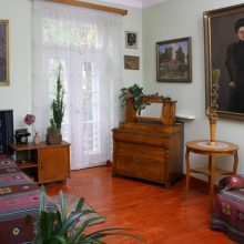 A.Žmuidzinavičiaus kūrinių ir rinkinių muziejuje atkurtas M.Žmuidzinavičienės miegamojo kambarys – tipiškas XX a. 4 deš. interjeras.