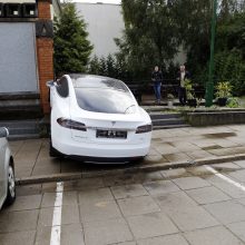 Prabangi „Tesla“ Klaipėdoje rėžėsi į sieną