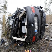 Nuo kelio nuskriejo BMW: keleivis žuvo, vairuotoja – sužeista