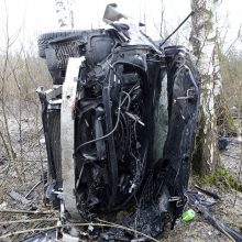 Nuo kelio nuskriejo BMW: keleivis žuvo, vairuotoja – sužeista