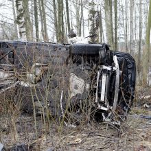 Nuo kelio nuskriejo BMW: keleivis žuvo, vairuotoja – sužeista