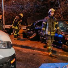 Kraupi avarija ant viaduko: yra žuvusiųjų, sužeistų, sudaužytos 6 mašinos