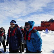 Išgelbėti Antarktidoje įstrigusio laivo keleiviai tęsia kelionę namo